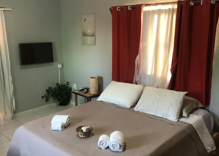 Casa Privativa Aconchegante Em Arraial D\'Ajuda - 1 Quarto Com 2 Camas, Cozinha E Banheiro